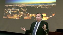 Chuck Shank presenting his &ldquo;Vision 2010&rdquo; plan during his annual address to employees at Berkeley Lab.