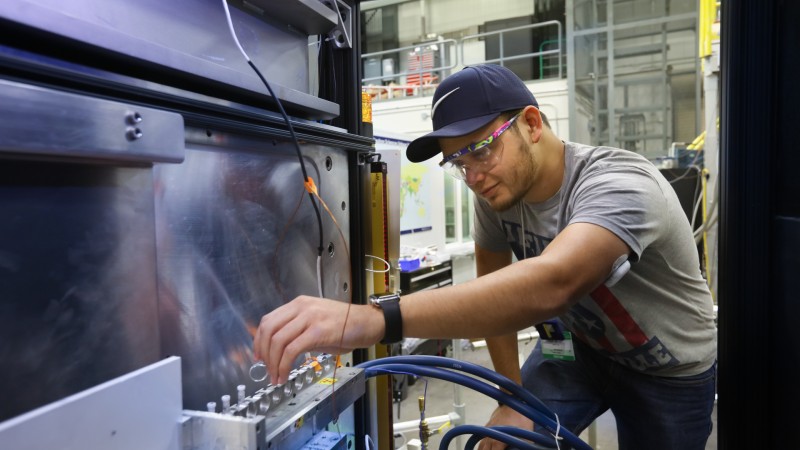 Tyler Cooksey, a graduate researcher at the University of Houston, uses ORNL’s Bio-SANS instrument at the High Flux Isotope Reactor to understand how micelles can be improved to create more effective drugs. (Image credit: ORNL/Genevieve Martin)