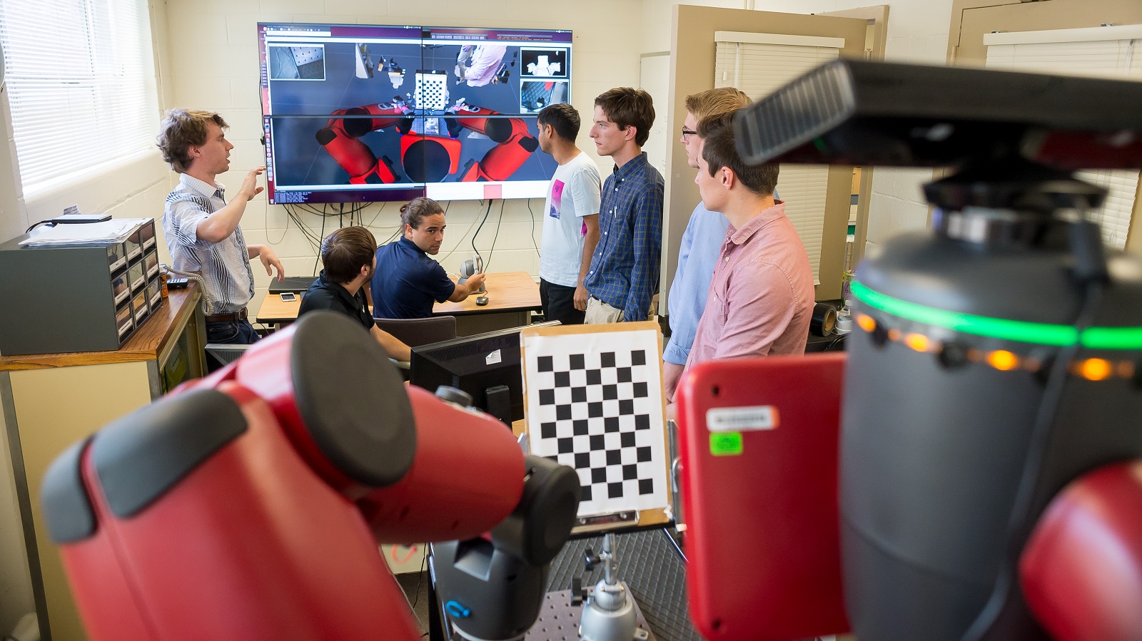 As part of Argonne’s new manufacturing science and engineering summer program, college students studying advanced manufacturing technologies tour each other’s labs to learn about various R&D jobs in that field and student projects. (Image by Argonne National Laboratory.)