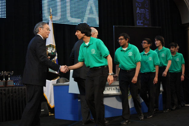 Secretary Chu congratulates the 2011 High School National Science Bowl&reg; Champs from Mira Loma High School