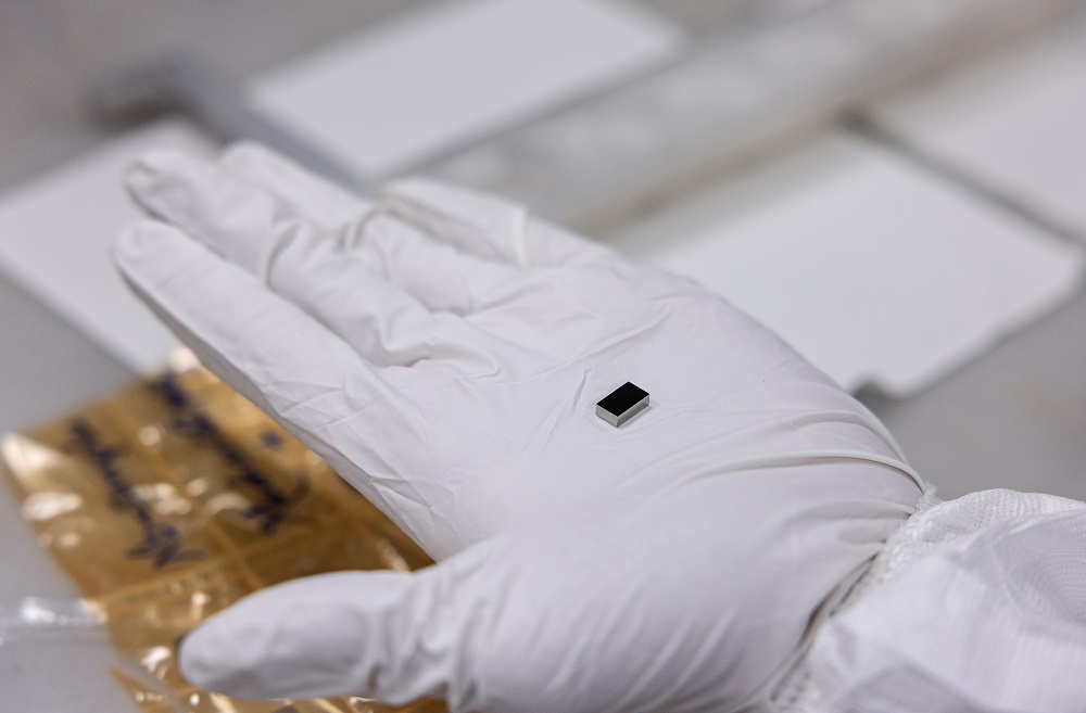 This sample of niobium has been treated in a process that is typical for preparing particle accelerator components. Tests have revealed how adding oxygen to such components makes them more efficient.